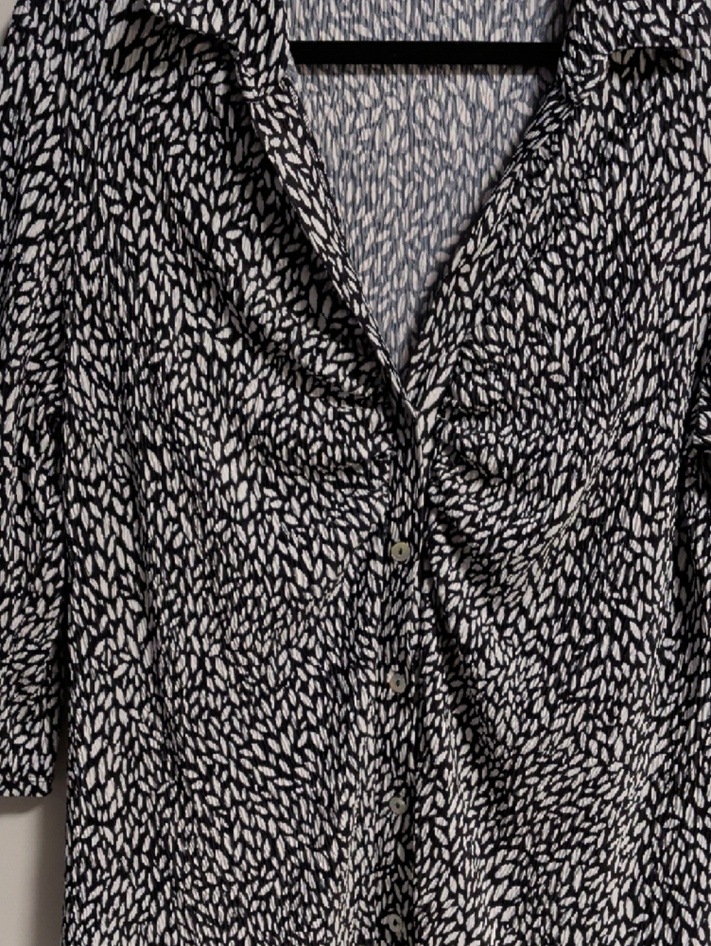 Kim & Cami. Black and White Patterned Button-Front Blouse - Picture 2 of 7